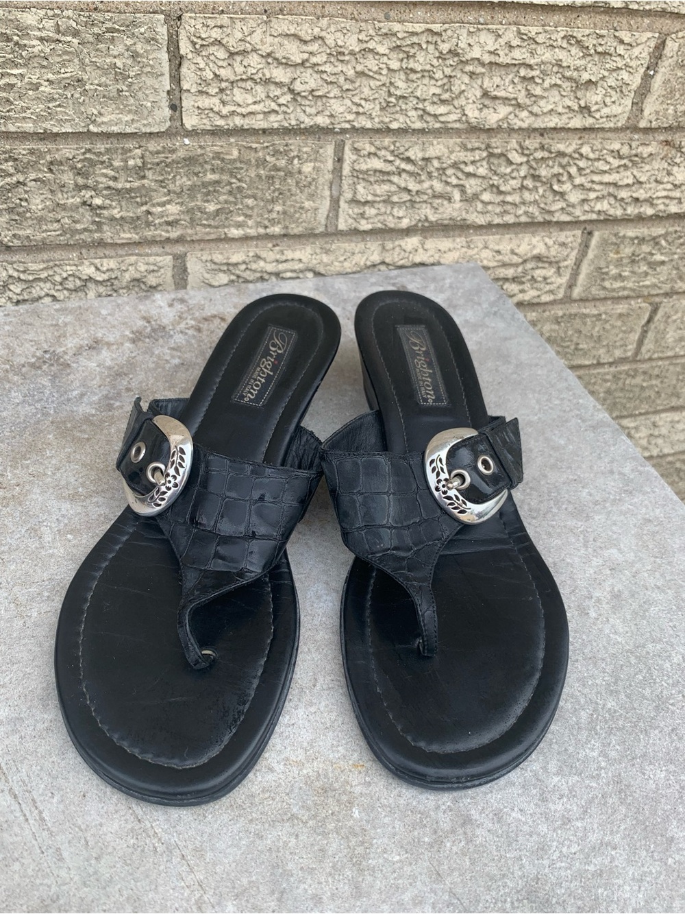 Brighton Black Leather Thong Sandals with Decorative Buckle size 7